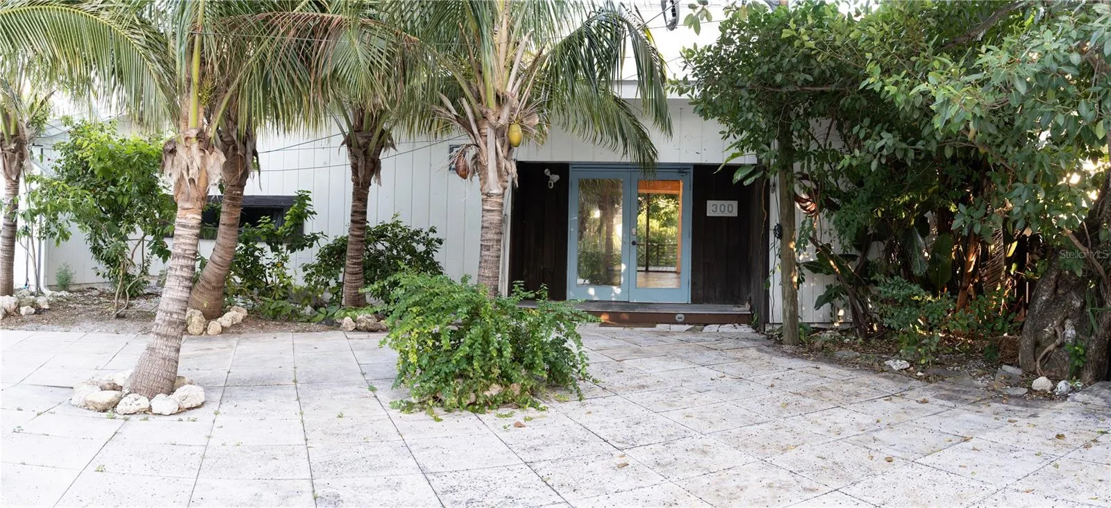 300 GARDEN LN, photo 2