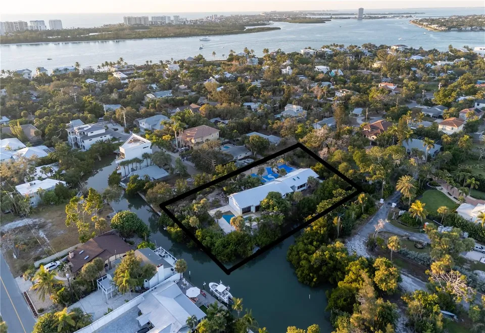 300 GARDEN LN, photo 1