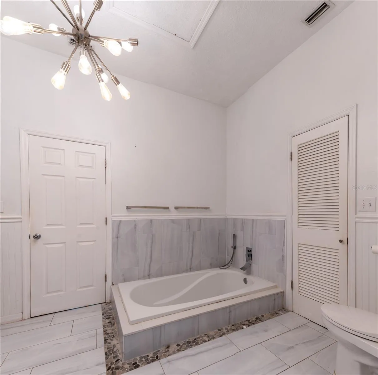 300 GARDEN LN, photo 14