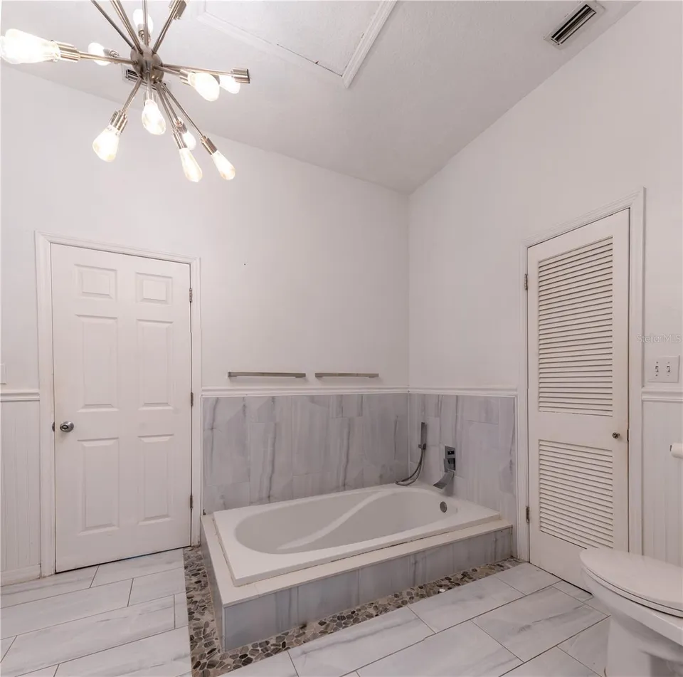 300 GARDEN LN, photo 14