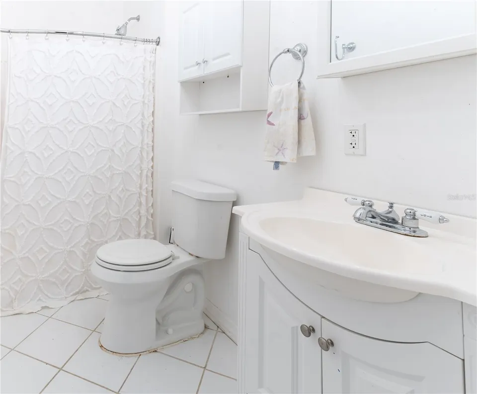 300 GARDEN LN, photo 15