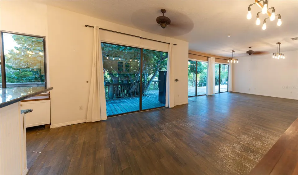 300 GARDEN LN, photo 16