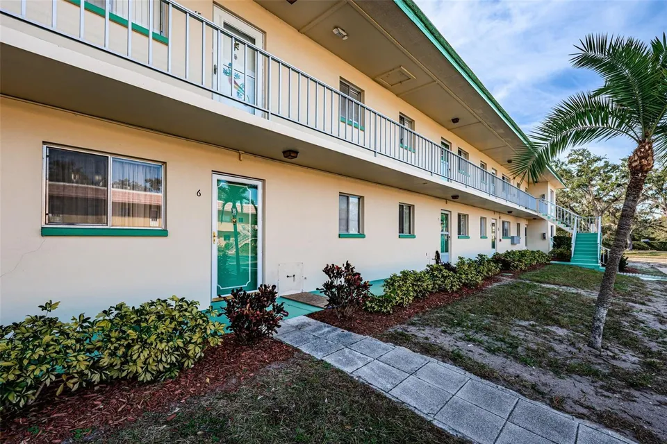 2001 GREENBRIAR BLVD #6, photo 1
