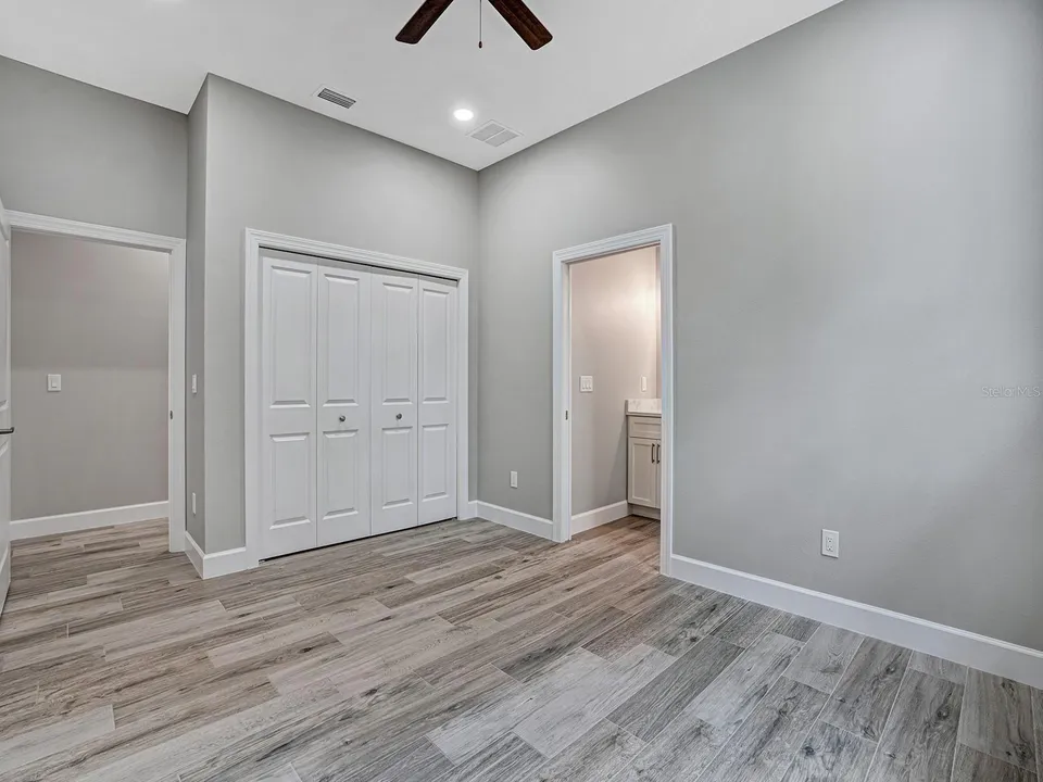 108 IRWIN ST E, photo 47