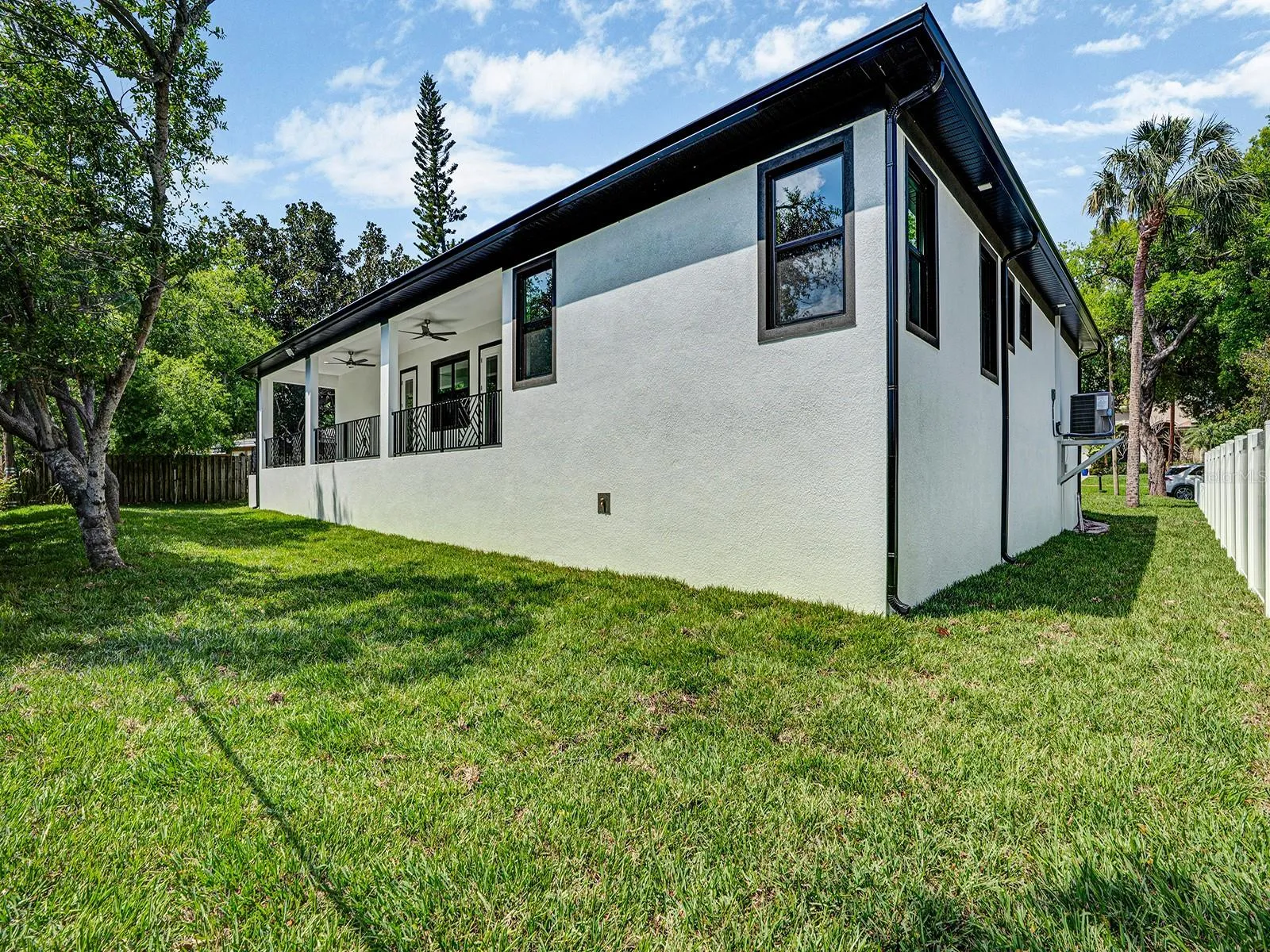 108 IRWIN ST E, photo 8