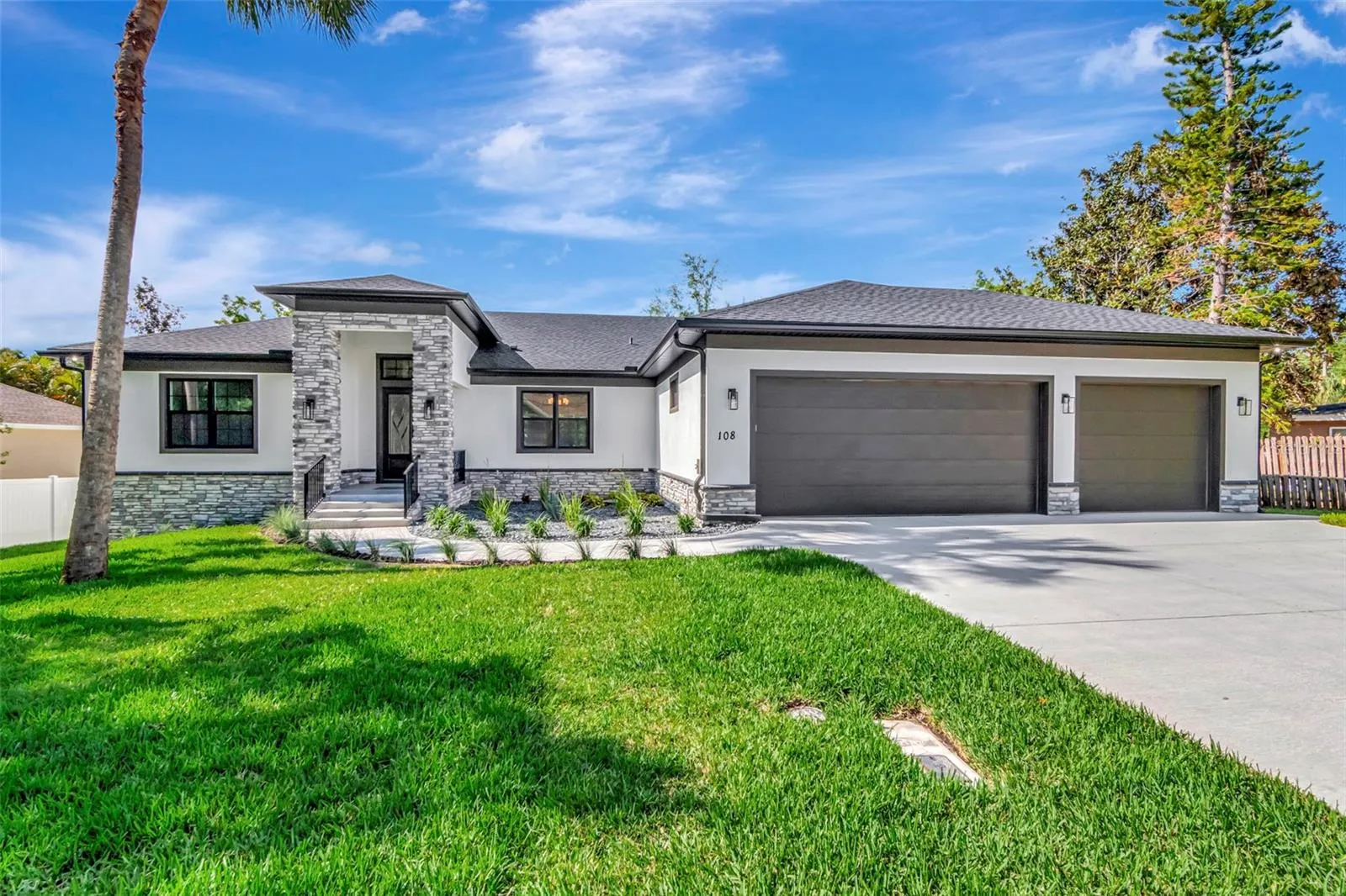 108 IRWIN ST E, photo 2