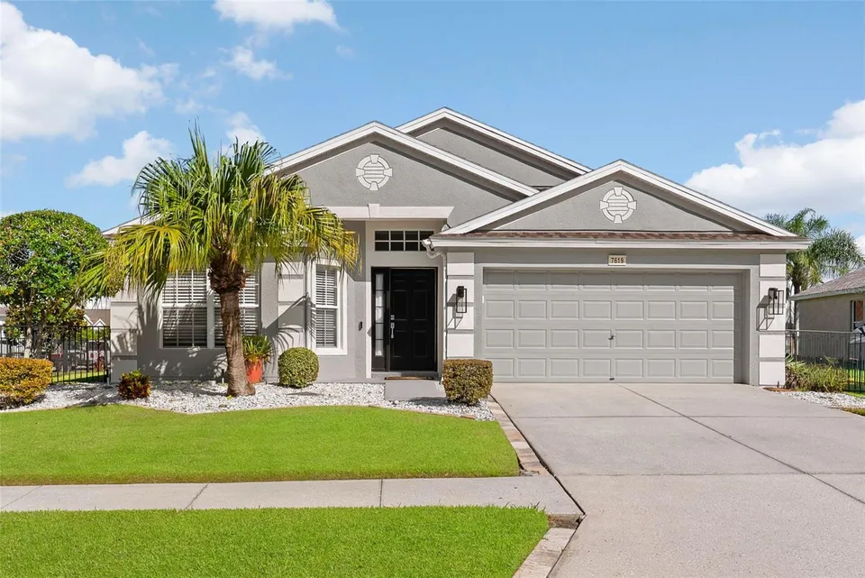 7619 CRESCENT PALM DR, photo 1