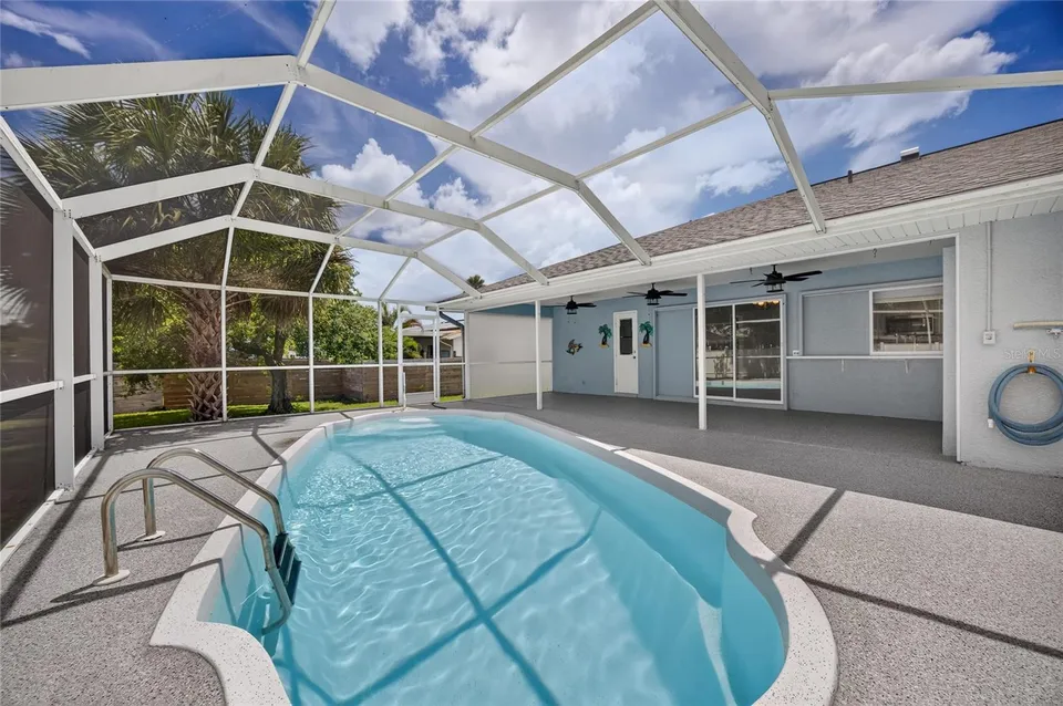 881 RIVIERA LN NW, photo 2