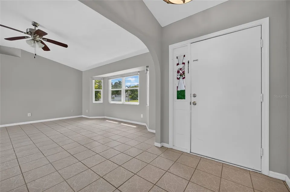 881 RIVIERA LN NW, photo 3