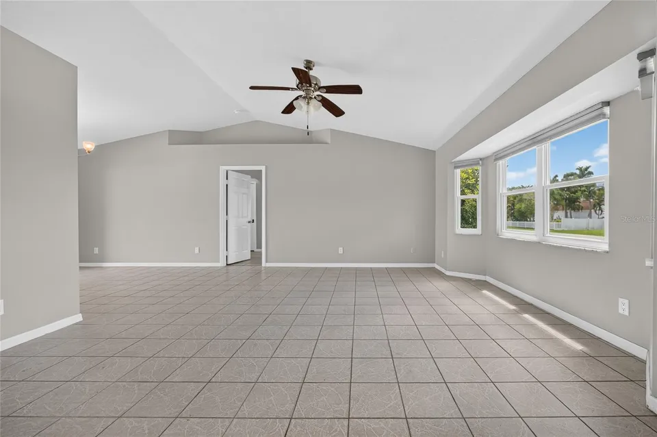 881 RIVIERA LN NW, photo 4