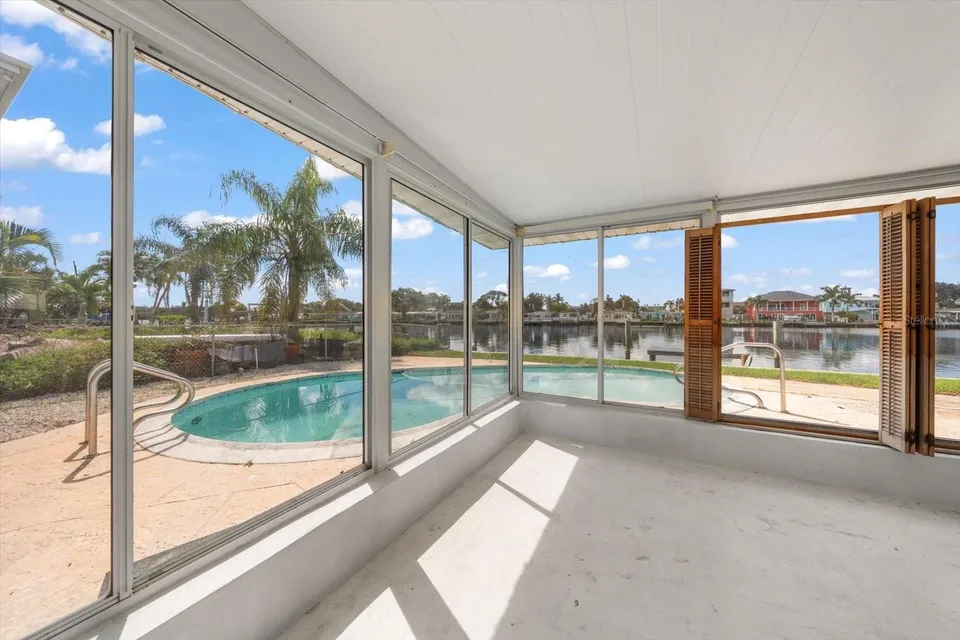 337 LA HACIENDA DR, photo 22