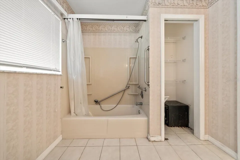 337 LA HACIENDA DR, photo 33