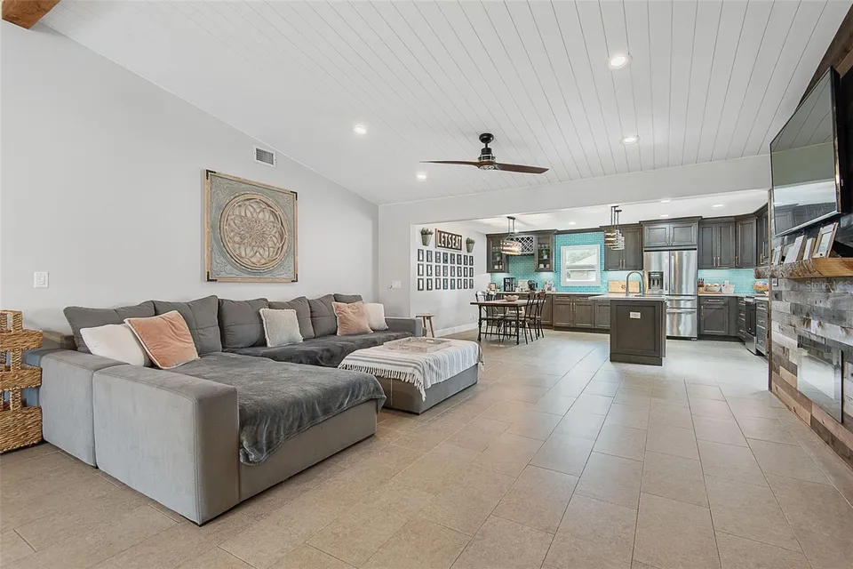 107 BURROUGHS DR, photo 3