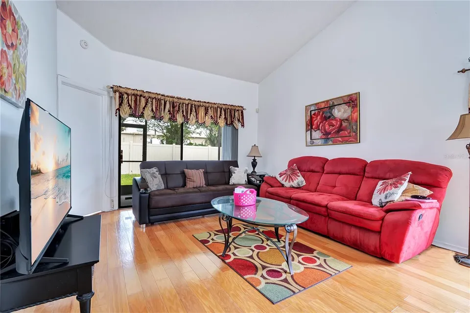 112 LAKEPOINTE CIR, photo 4