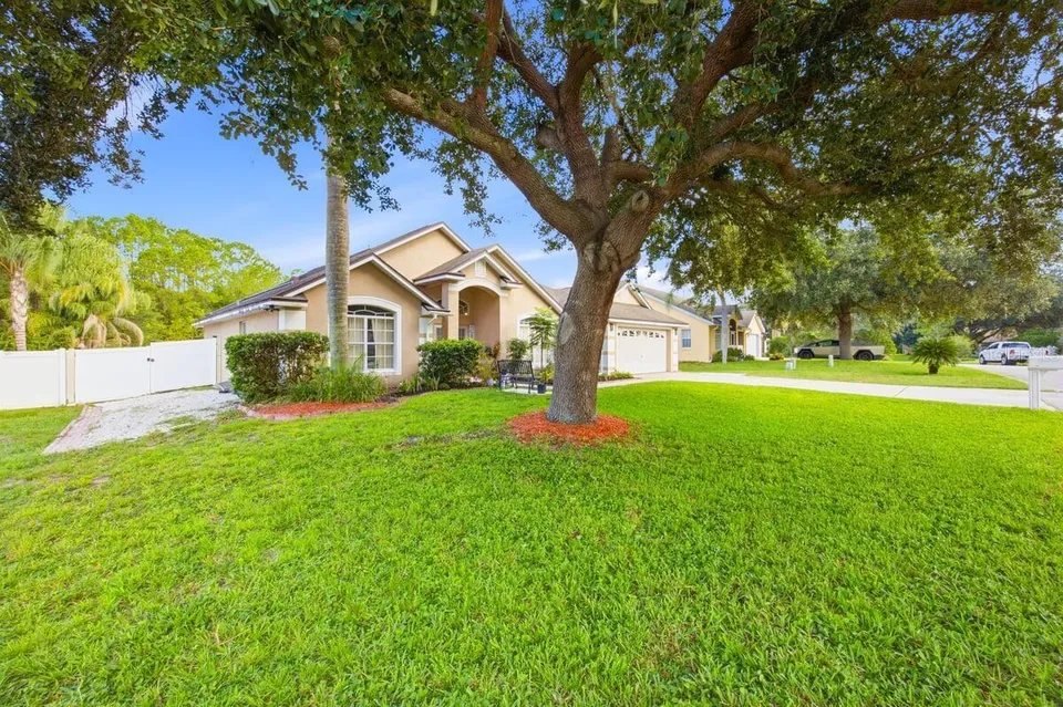 566 MONTANA AVE, photo 3