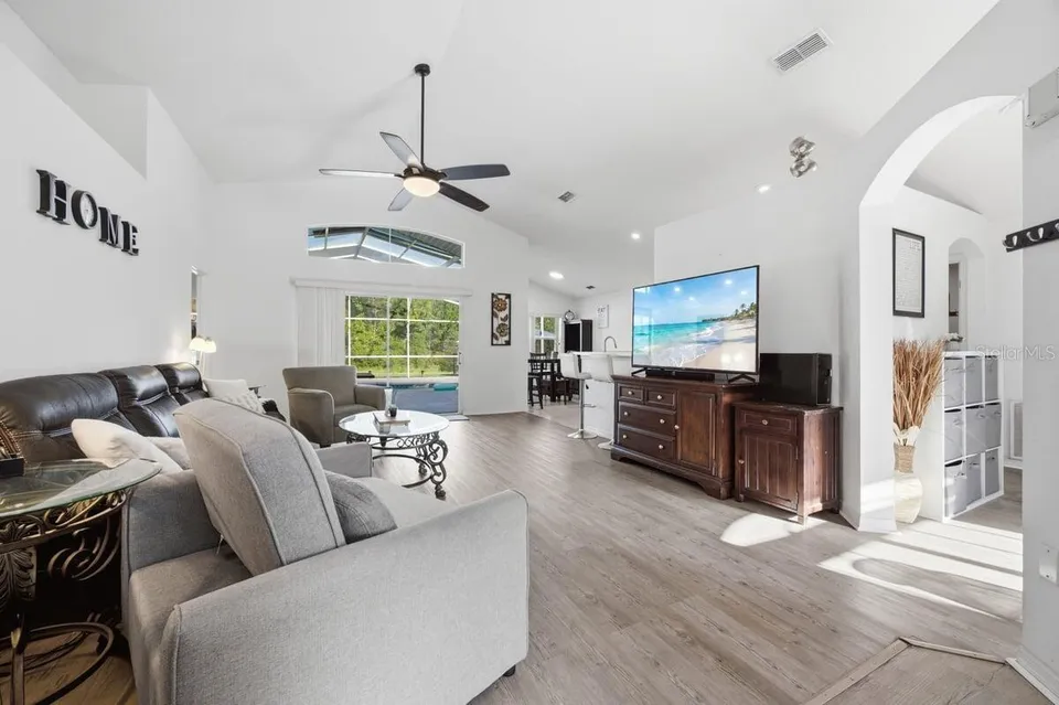 566 MONTANA AVE, photo 4