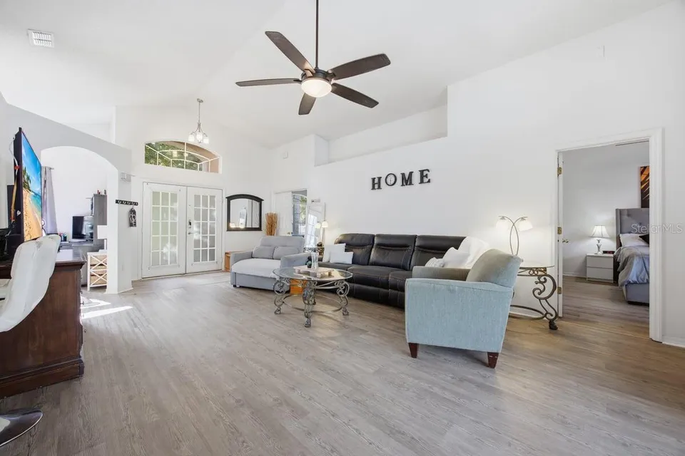 566 MONTANA AVE, photo 5