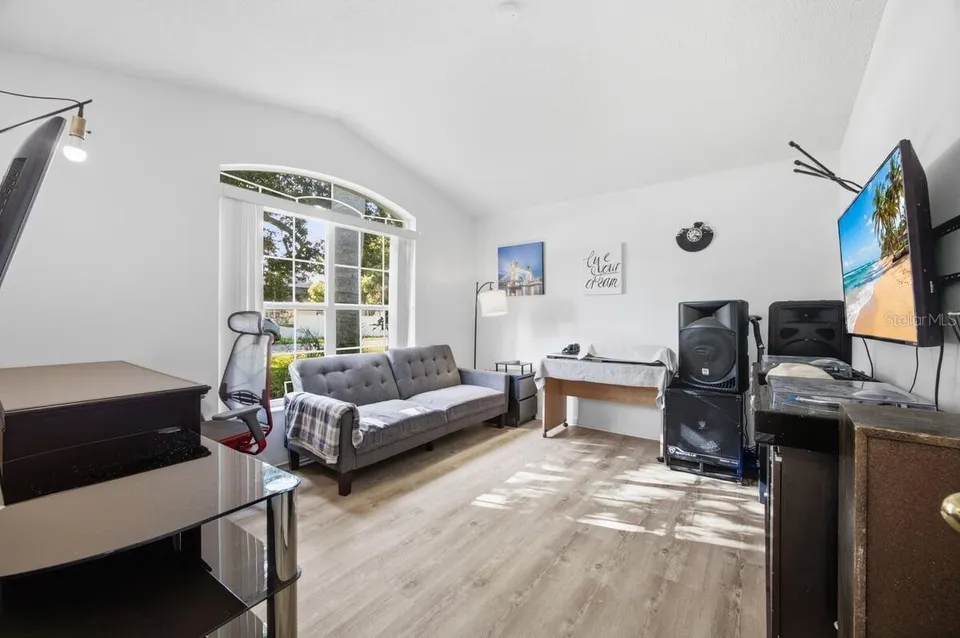 566 MONTANA AVE, photo 7