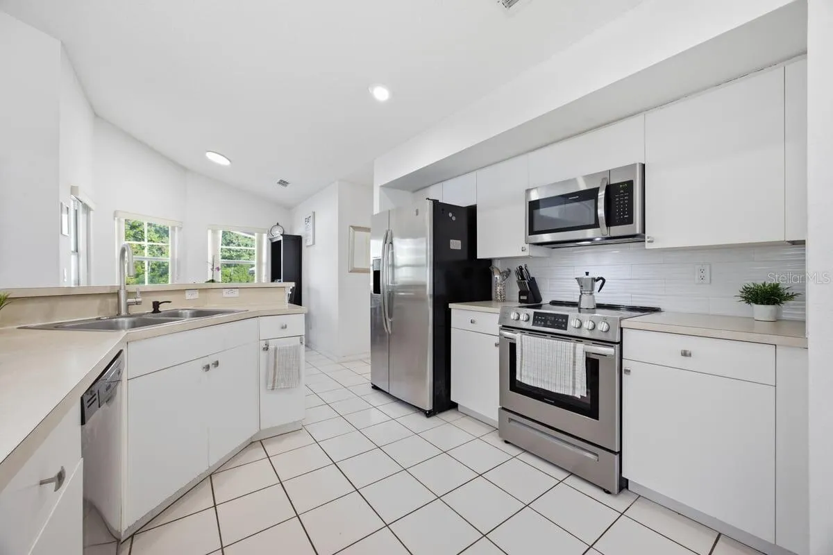 566 MONTANA AVE, photo 11