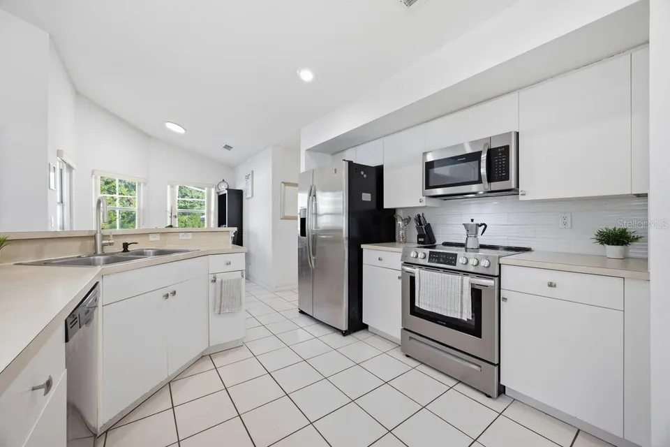 566 MONTANA AVE, photo 11