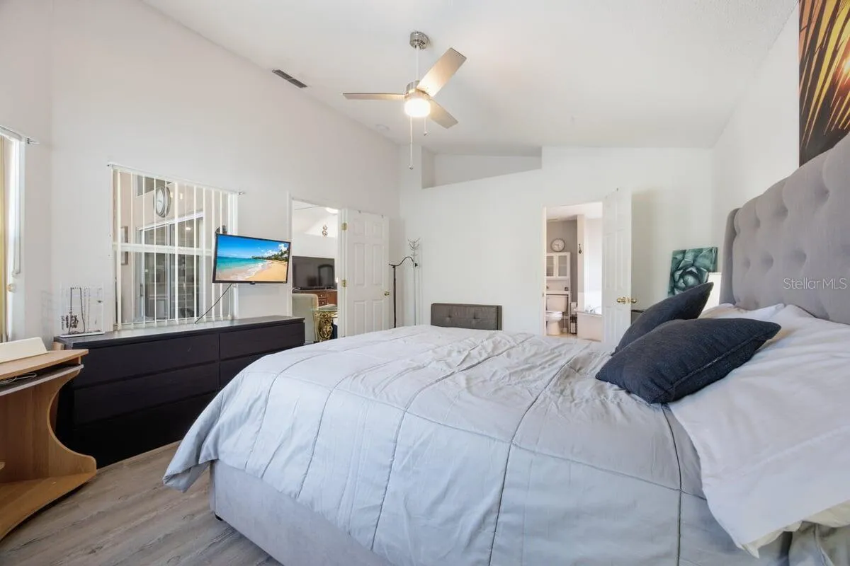566 MONTANA AVE, photo 13