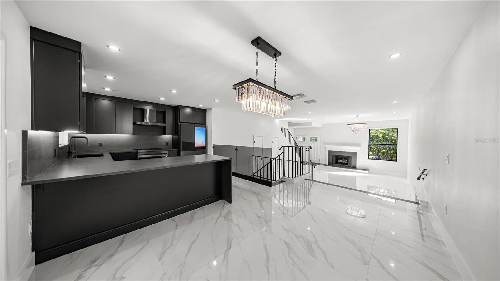 164 E DAVIS BLVD, photo 2