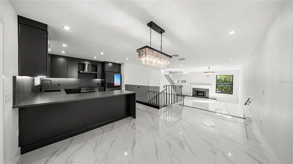 164 E DAVIS BLVD, photo 2
