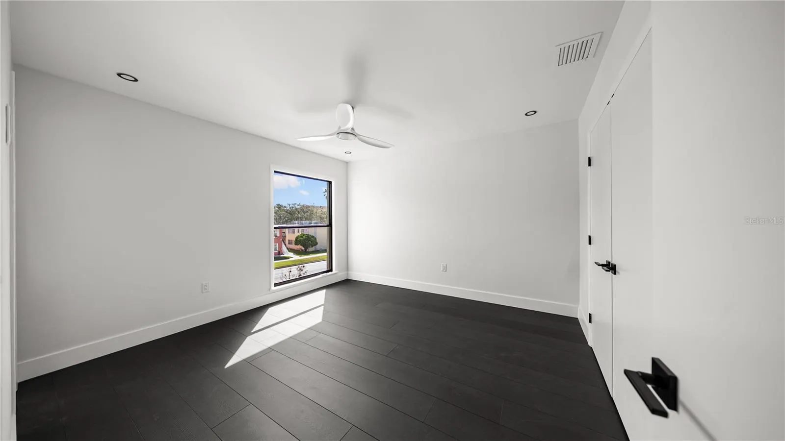 164 E DAVIS BLVD, photo 17