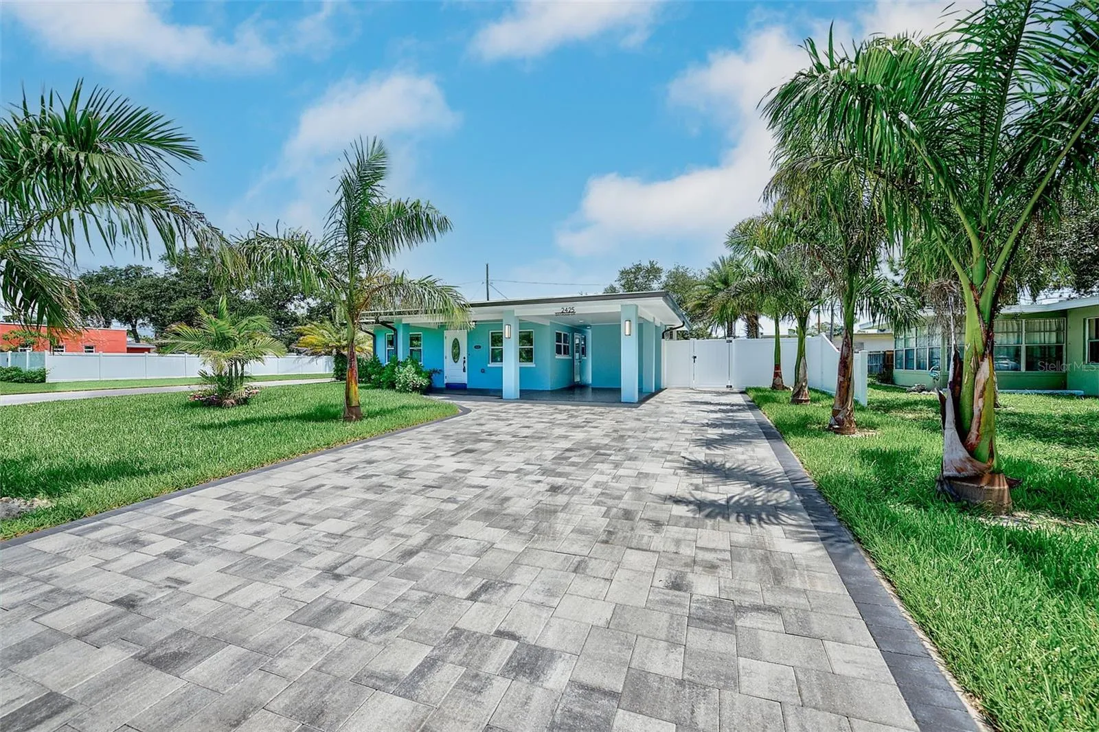 2425 BAYWOOD DR E, photo 2