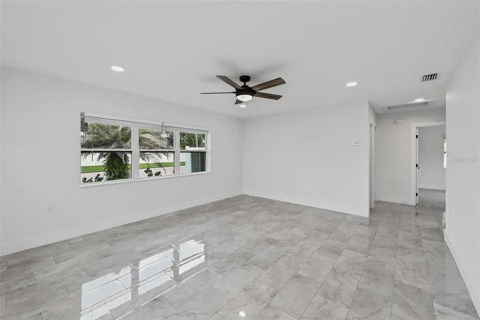 2425 BAYWOOD DR E, photo 8