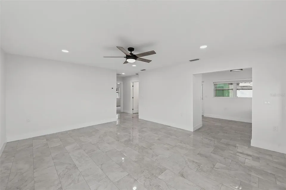 2425 BAYWOOD DR E, photo 9