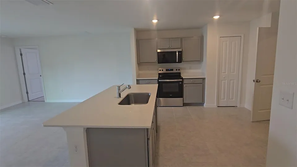 541 LAKEVIEW CT, photo 2