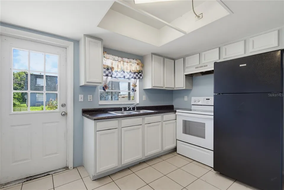 656 WILLIAMSBURG DR, photo 9