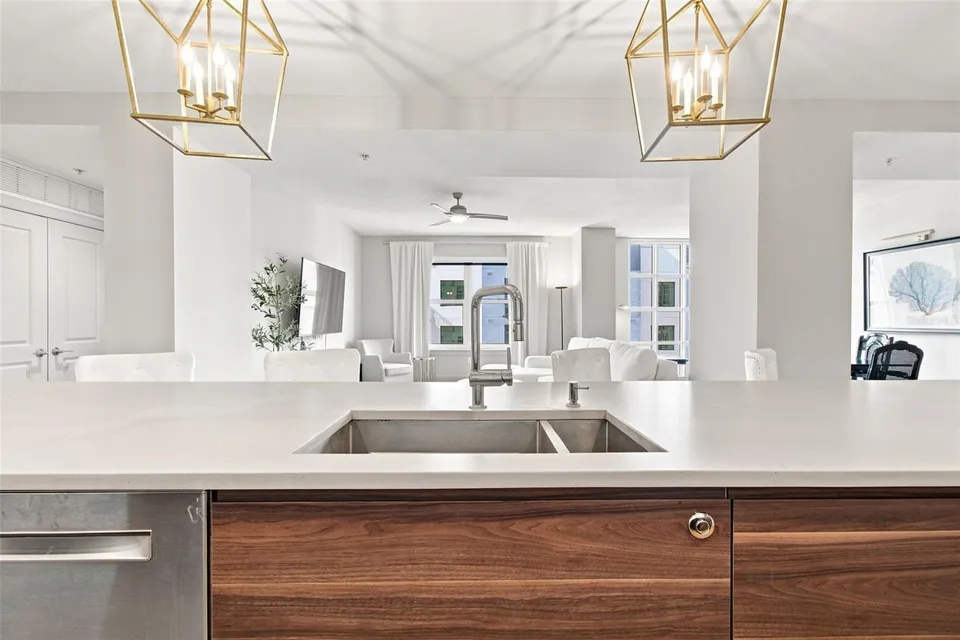 1227 E MADISON ST #703, photo 3