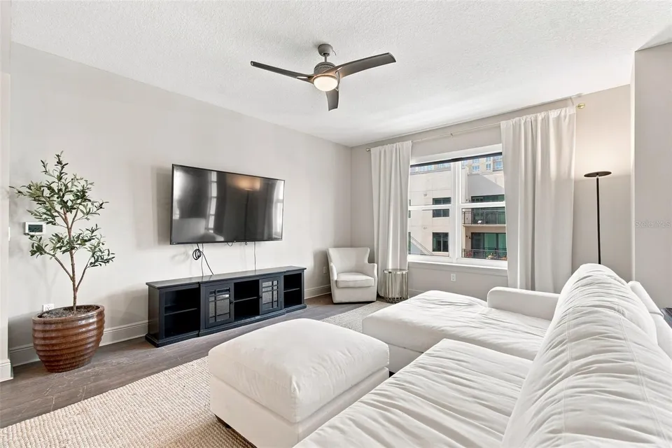 1227 E MADISON ST #703, photo 22