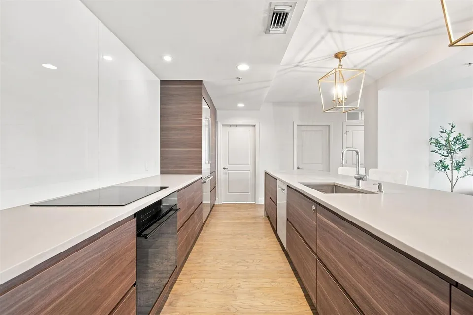 1227 E MADISON ST #703, photo 27