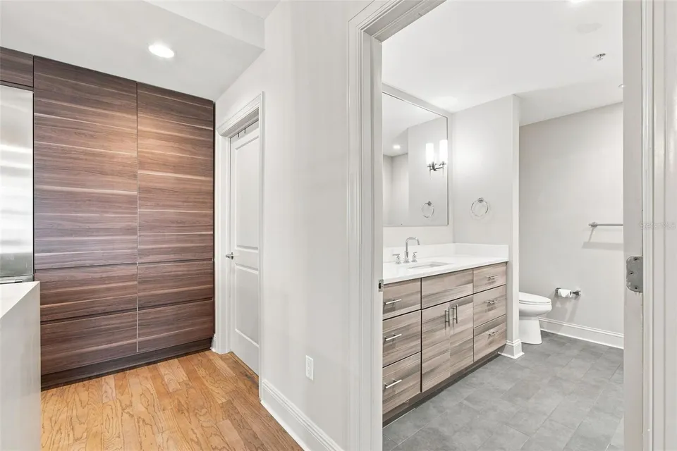 1227 E MADISON ST #703, photo 40