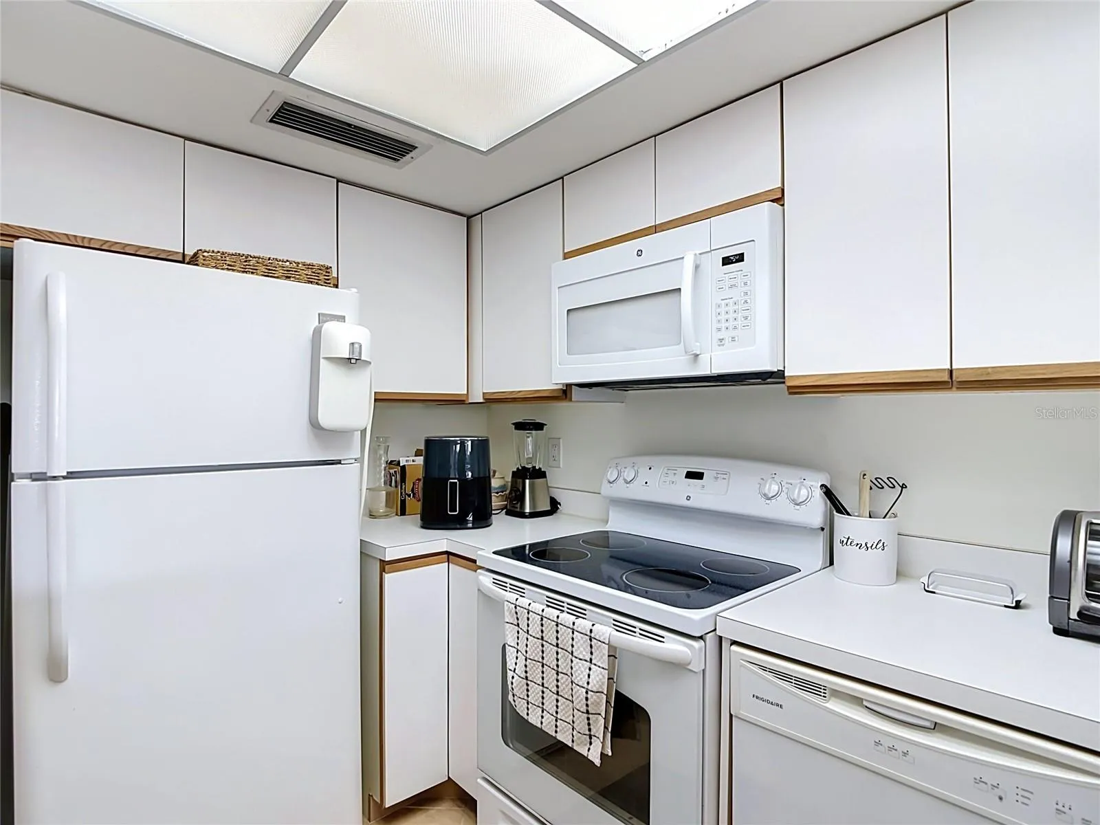5925 TRAILWINDS DR #925, photo 15